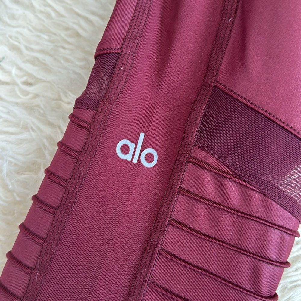 ALO Yoga Leggings - Picture 8 of 8